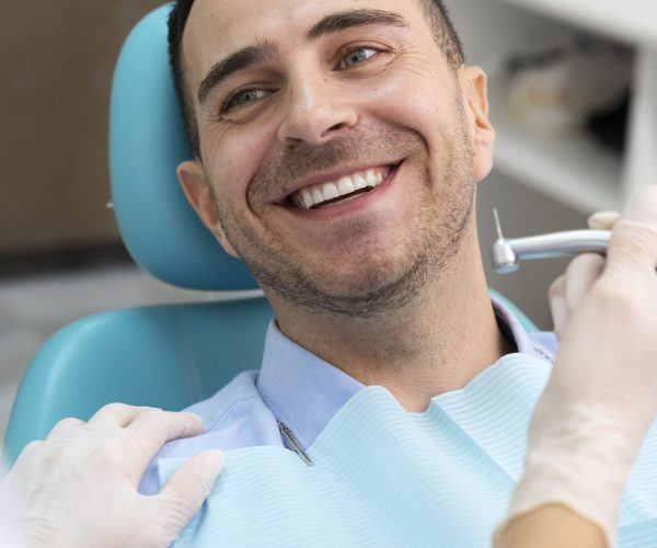 dentista-haciendo-chequeo-al-paciente